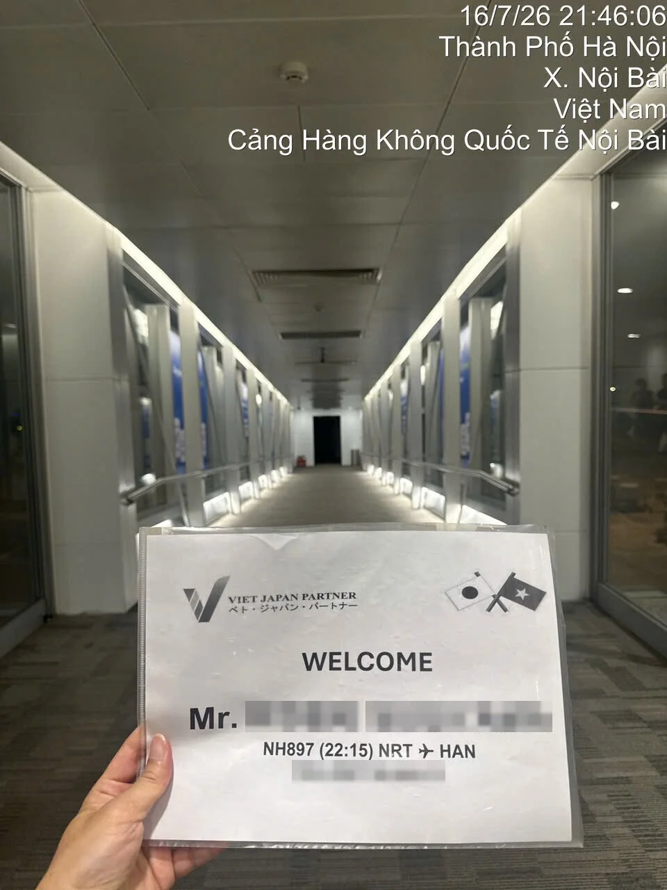 Nhân viên VJP FASTTRACK chuẩn bị đón hành khách chuyến NH897 tại sân bay Nội Bài