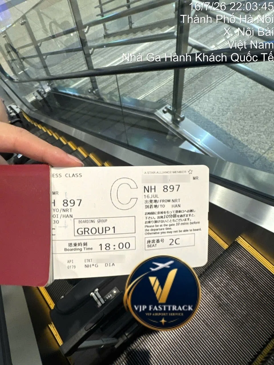 Hành khách hoàn thành thủ tục nhập cảnh sau khi đến chuyến NH897 tại sân bay Nội Bài