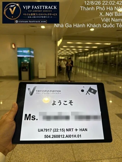 Nhân viên đón hành khách chuyến UA7917 tại sân bay Nội Bài