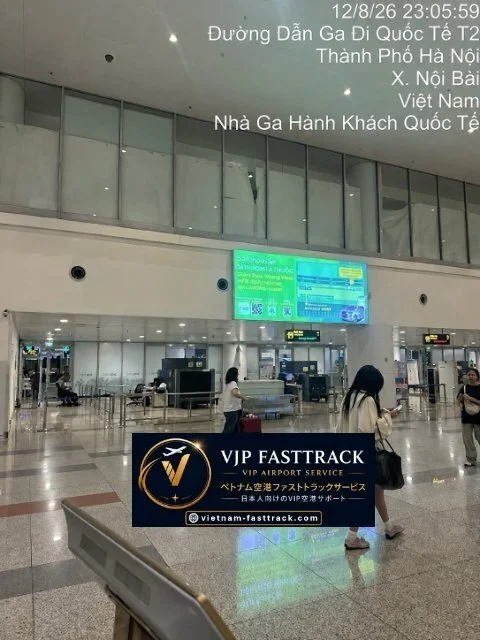 Hành khách di chuyển trong sân bay sau khi hoàn tất thủ tục nhập cảnh
