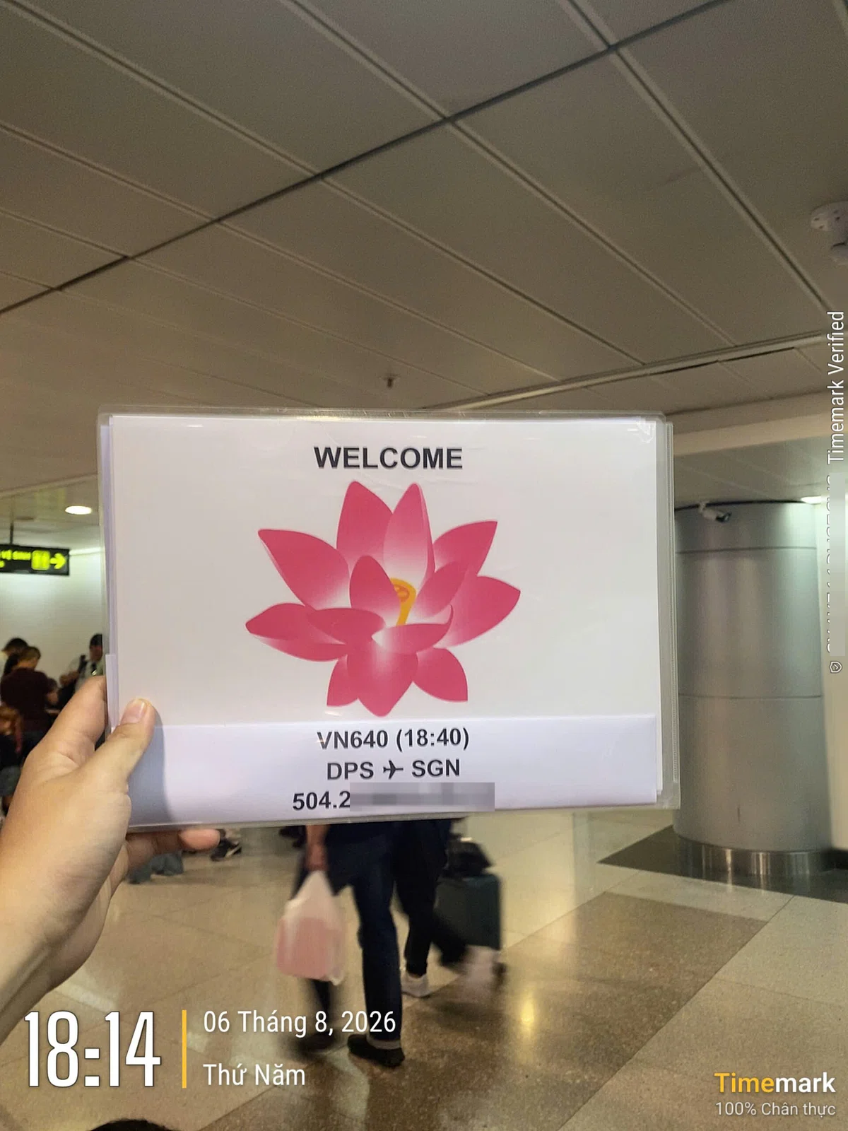 タンソンニャット国際空港でVN640便のお客様を迎えるために待機する様子