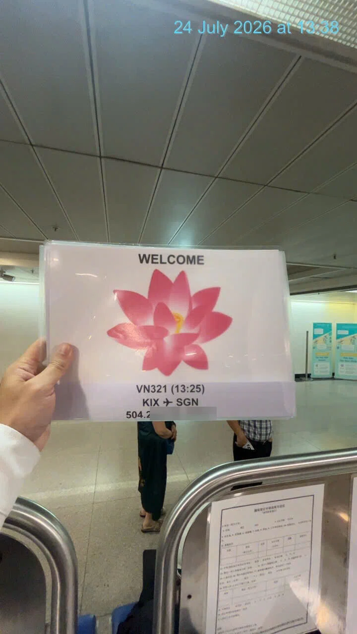 タンソンニャット空港でVN321便のお客様を迎える入国ファストトラックスタッフ