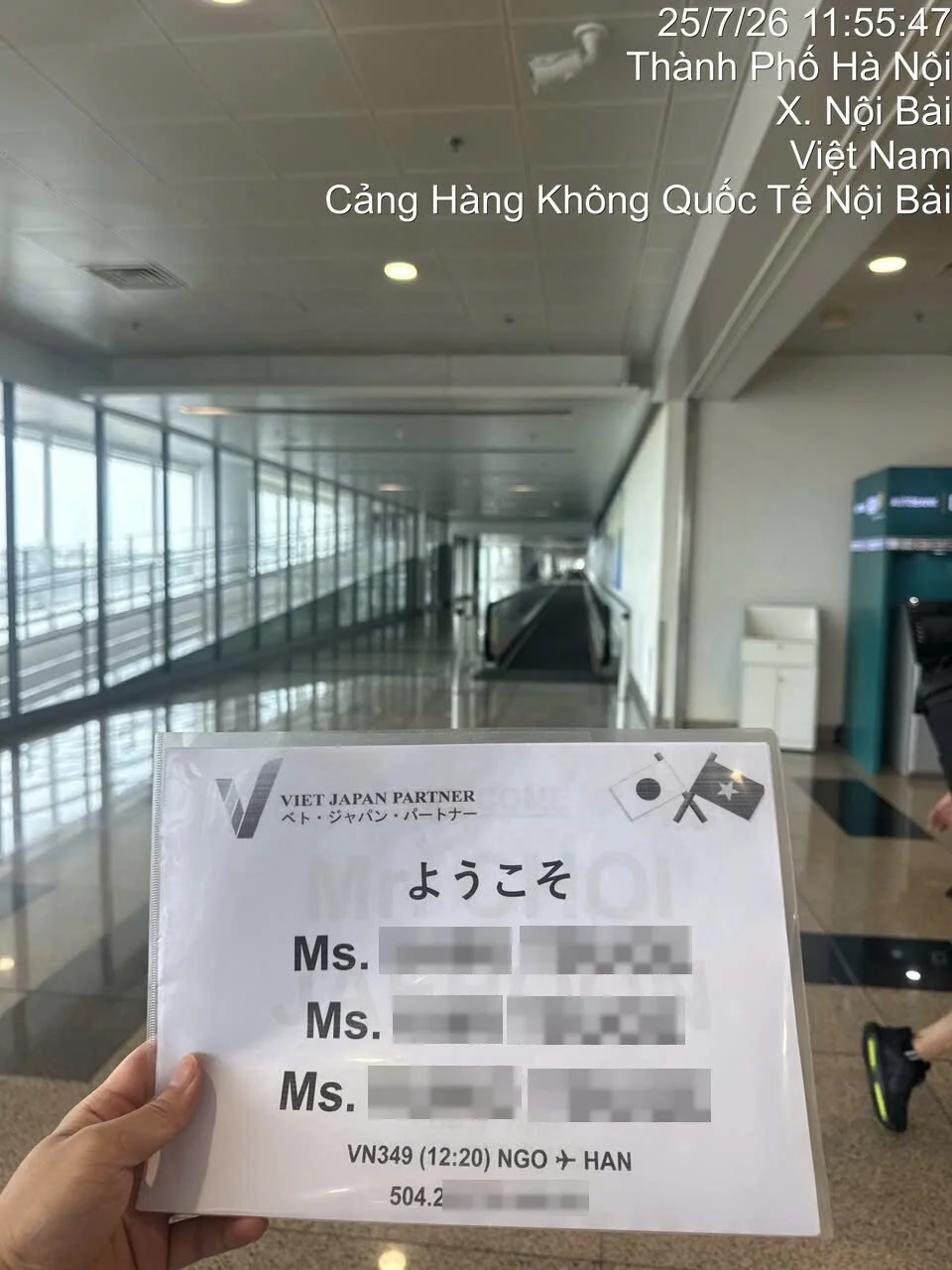 Nhân viên VJP FASTTRACK chuẩn bị đón hành khách chuyến VN349 tại sân bay Nội Bài