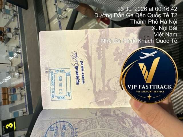 ノイバイ国際空港で入国手続き完了後のパスポートを確認するVJP FASTTRACKスタッフ