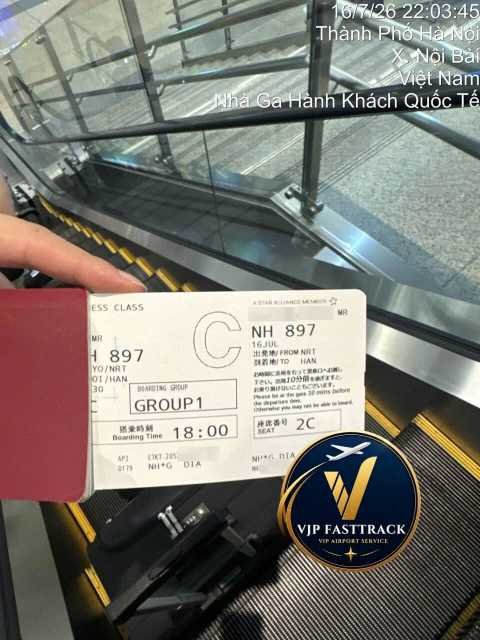 NH897便到着後にノイバイ国際空港の入国審査エリアへお客様をご案内するVJP FASTTRACKスタッフ
